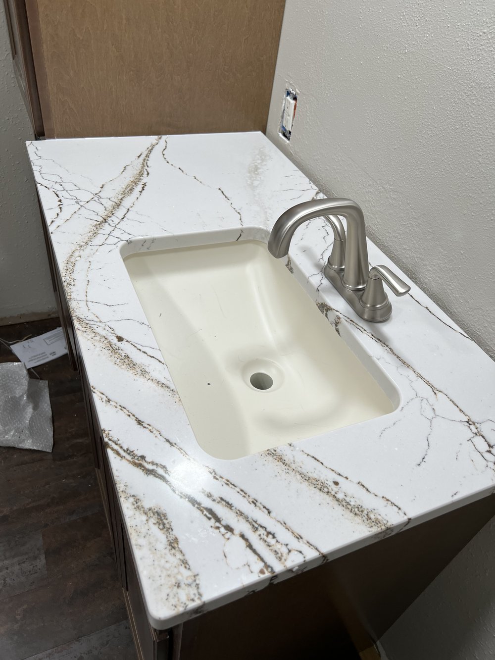 Welcome to B&D Flooring Inc in Grafton, ND, your hometown flooring store. | Check out our extensive gallery of Bathroom renovations! | 701-352-0092